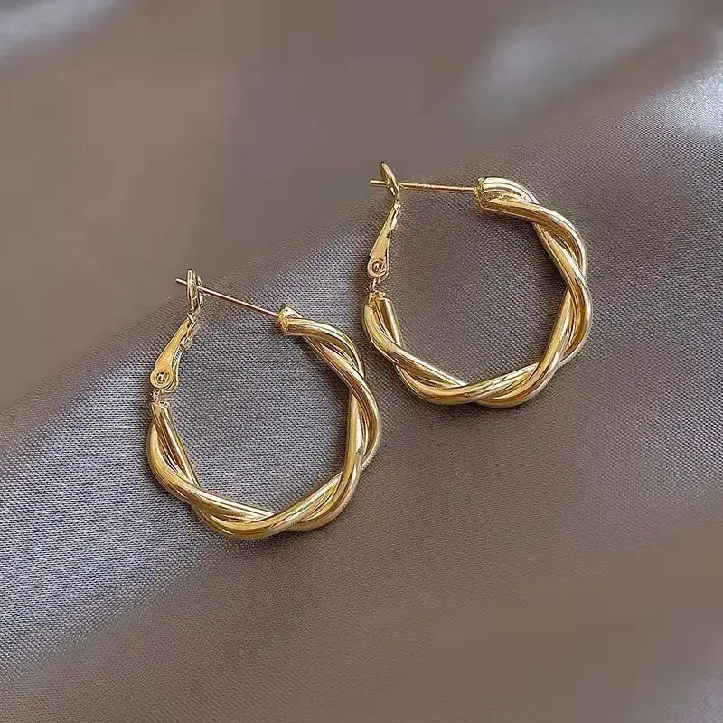 Elegant golden knotted earrings