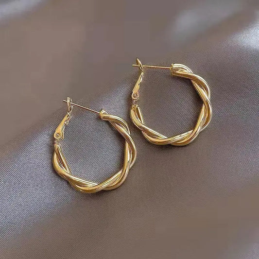 Elegant golden knotted earrings