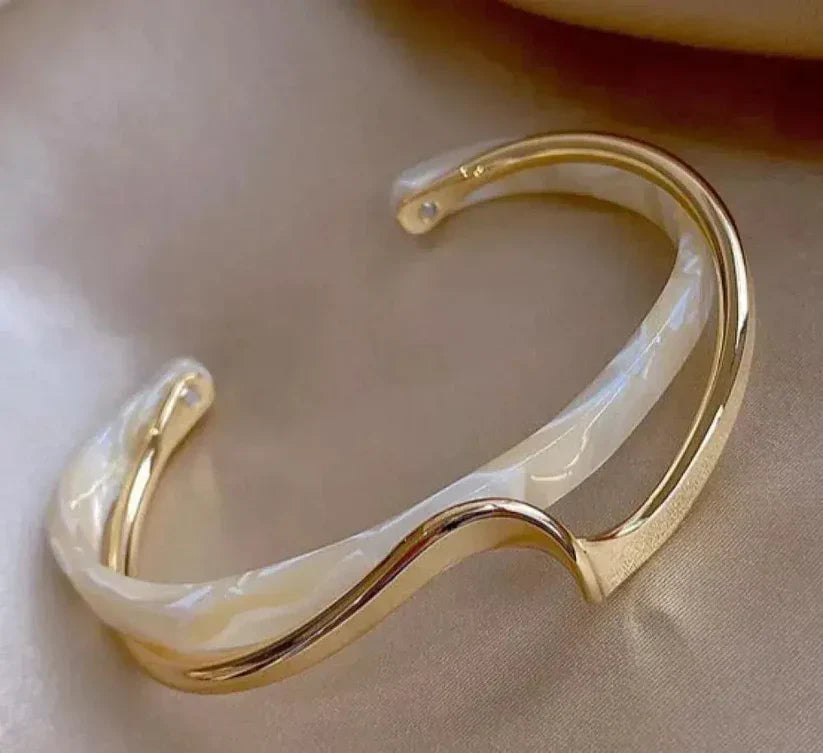 1+1 Offer: White opal elegant golden bracelet + Elegant black pearl earrings